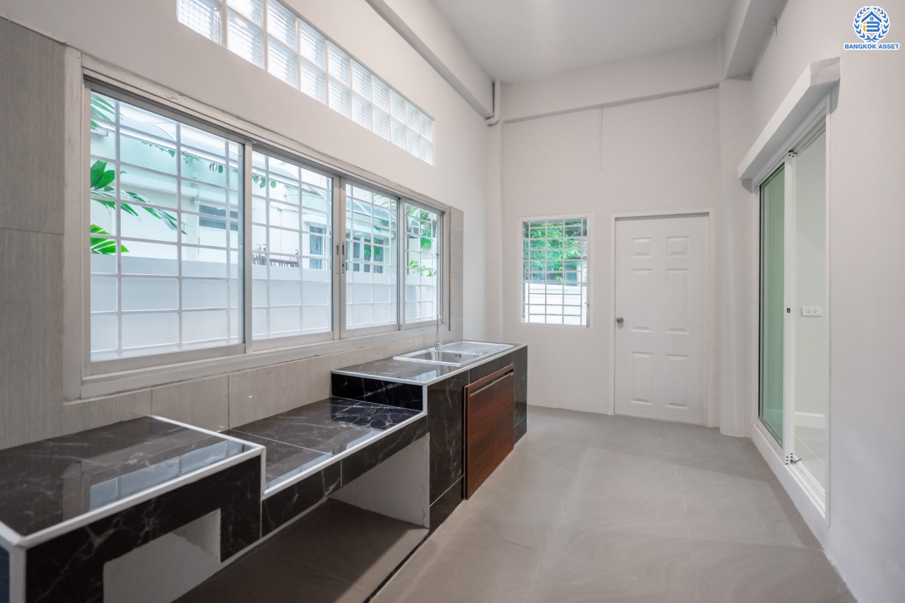 บ้านมือสองตกแต่งใหม่ ม.ชัยพฤกษ์ บางบัวทอง บ้านเดี่ยวแบรนด์ LH เนื้อที่ 79.7 ตร.ว. ฟังก์ชัน 3 ห้องนอน 3 ห้องน้ำ 1 ห้องแม่บ้าน จอดรถ 2 คัน พร้อม Facilities ครบครัน บนทำเลเดินทางสะดวก ติดถนนบางกรวย-ไทรน้อย ใกล้เซ็นทรัลเวสต์เกต และรถไฟฟ้าสายสีม่วง "สถานีบางพลู"